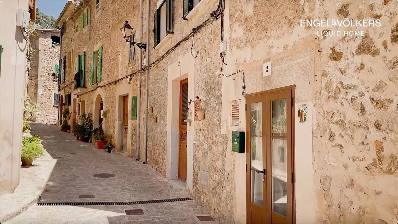 Sandfarbende Häuser auf Mallorca mit einer schönen Straße.