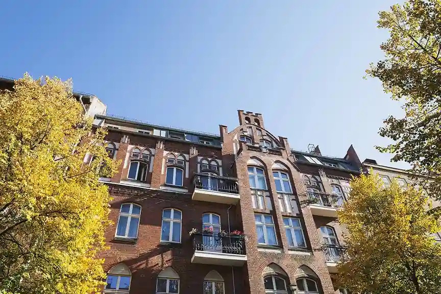 Ein Wohnungsblock von außen. Die Immobilie als Kapitalanlage.