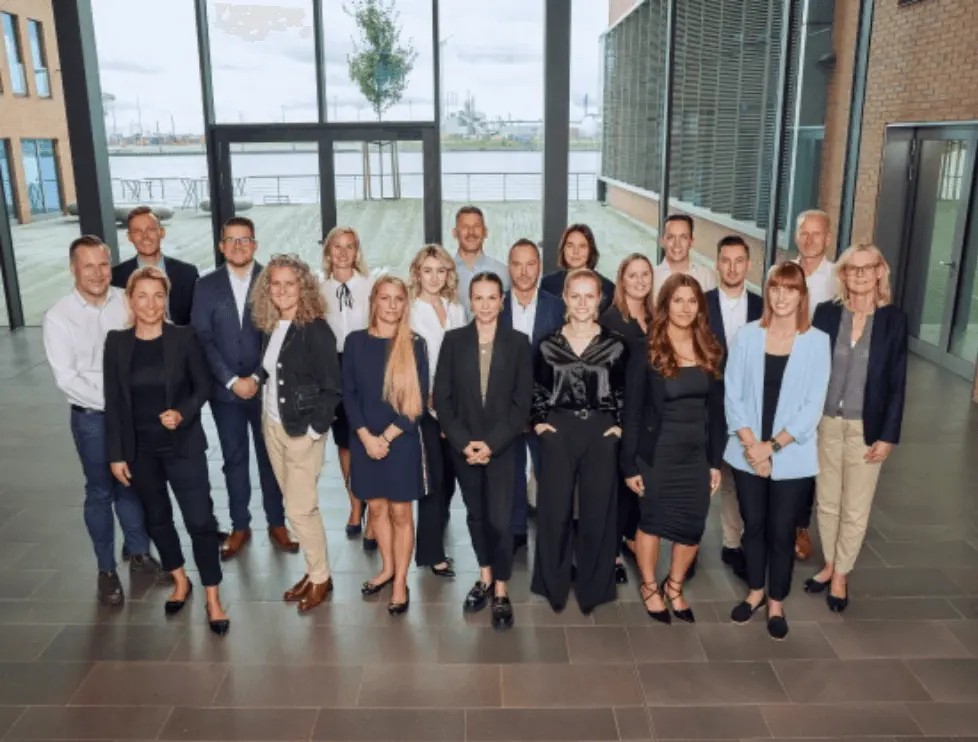 Ein Team aus Kundenberatern steht in der Eingangshalle. 