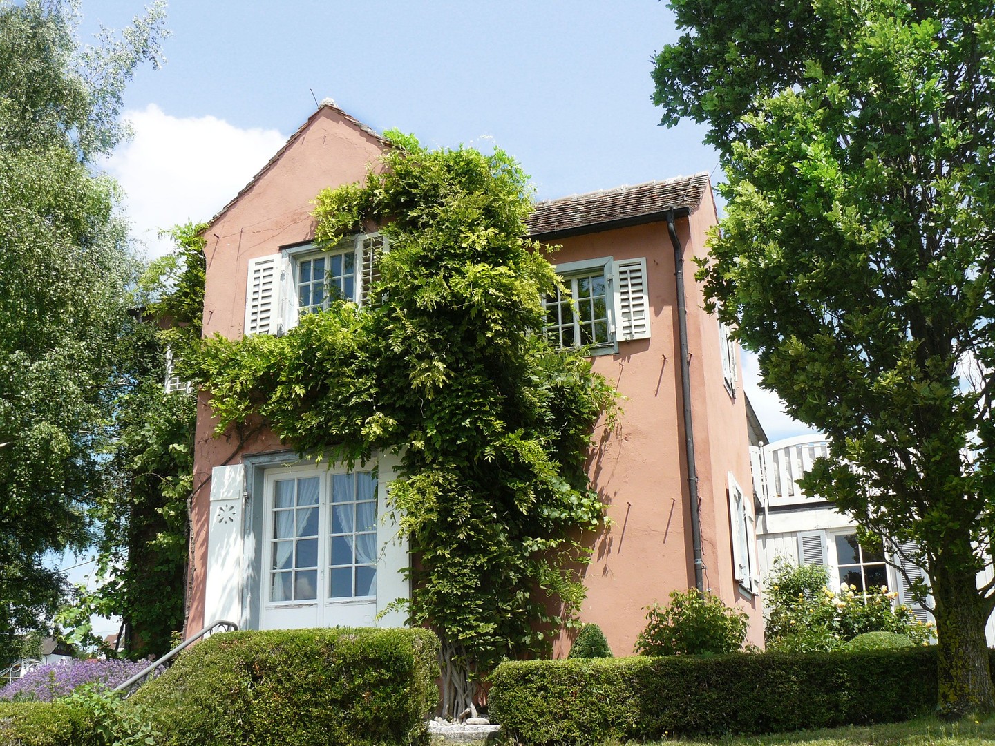 Ein Haus mit einer bepflanzten Fassade