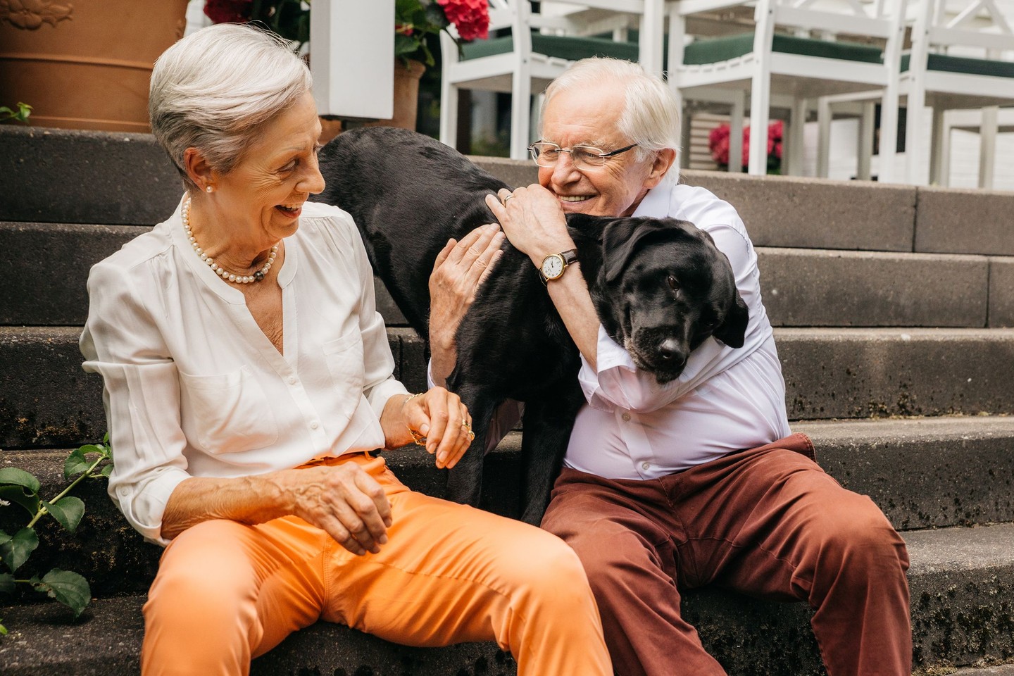 Glückliches Ehepaar Bub mit Hund zu Hause