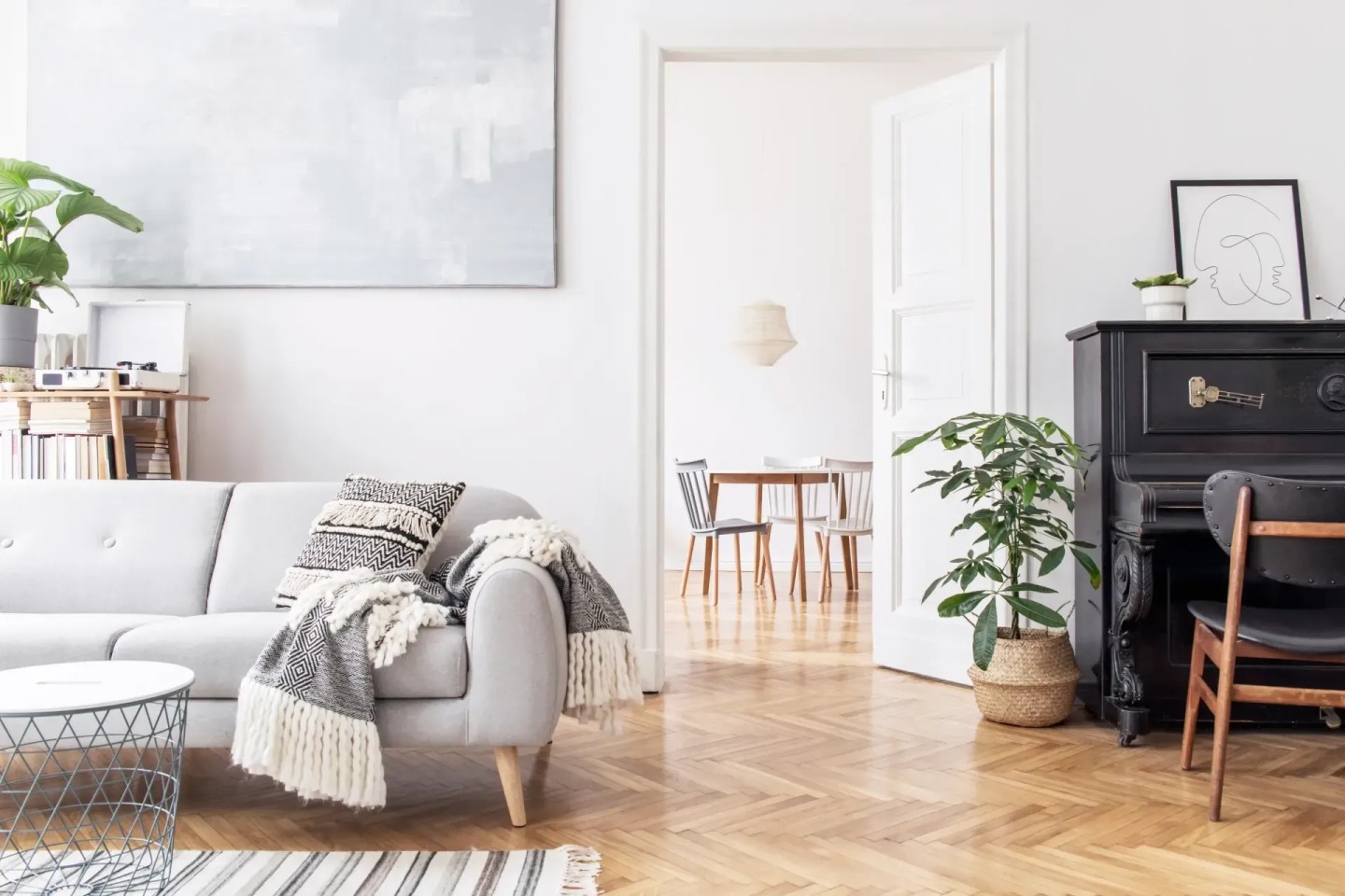 Eine Wohnung von innen. Sie ist modern eingerichtet, sehr hell und schön. Wohnungen können auch teilverkauft werden.
