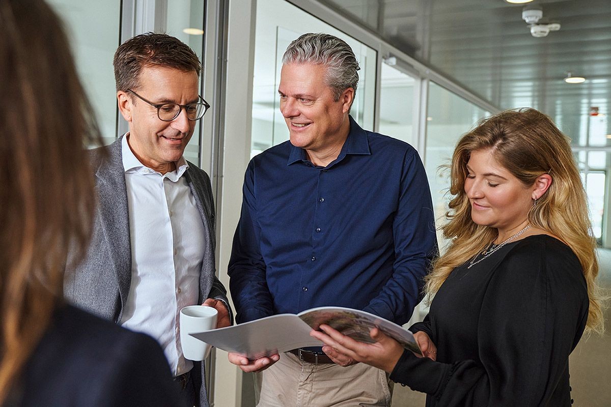 Mitarbeiter von EV LiquidHome in einer Besprechung