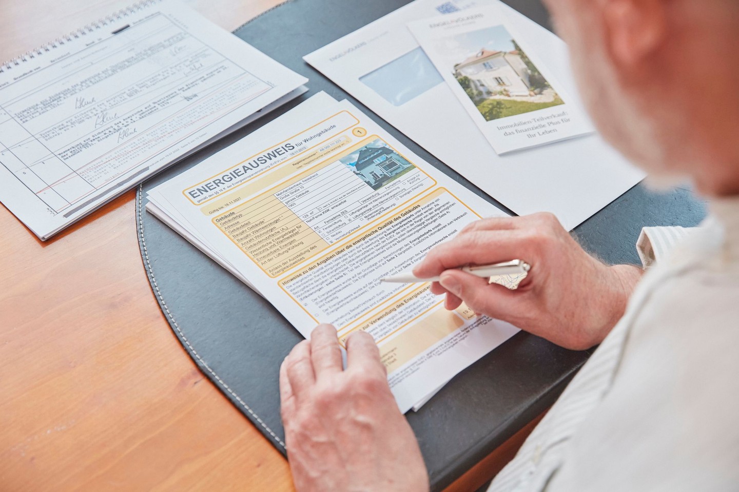 Die Hände eines Mannes füllen ein Angebotsformular aus.