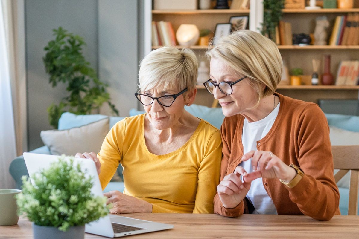 zwei Ältere Frauen sitzen vor dem Computer