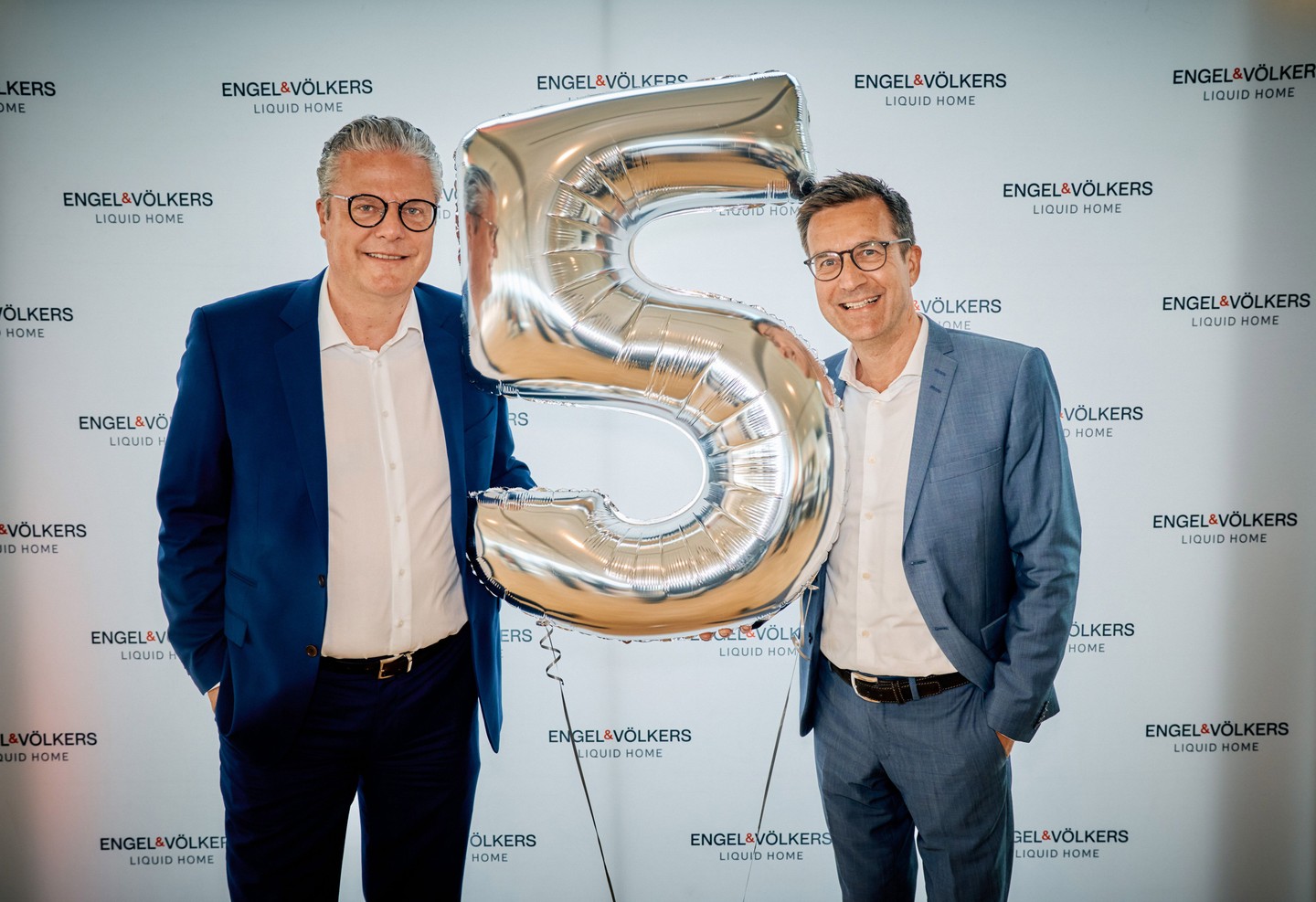 die Geschäftsführer von EV-LiquidHome mit einem Ballon