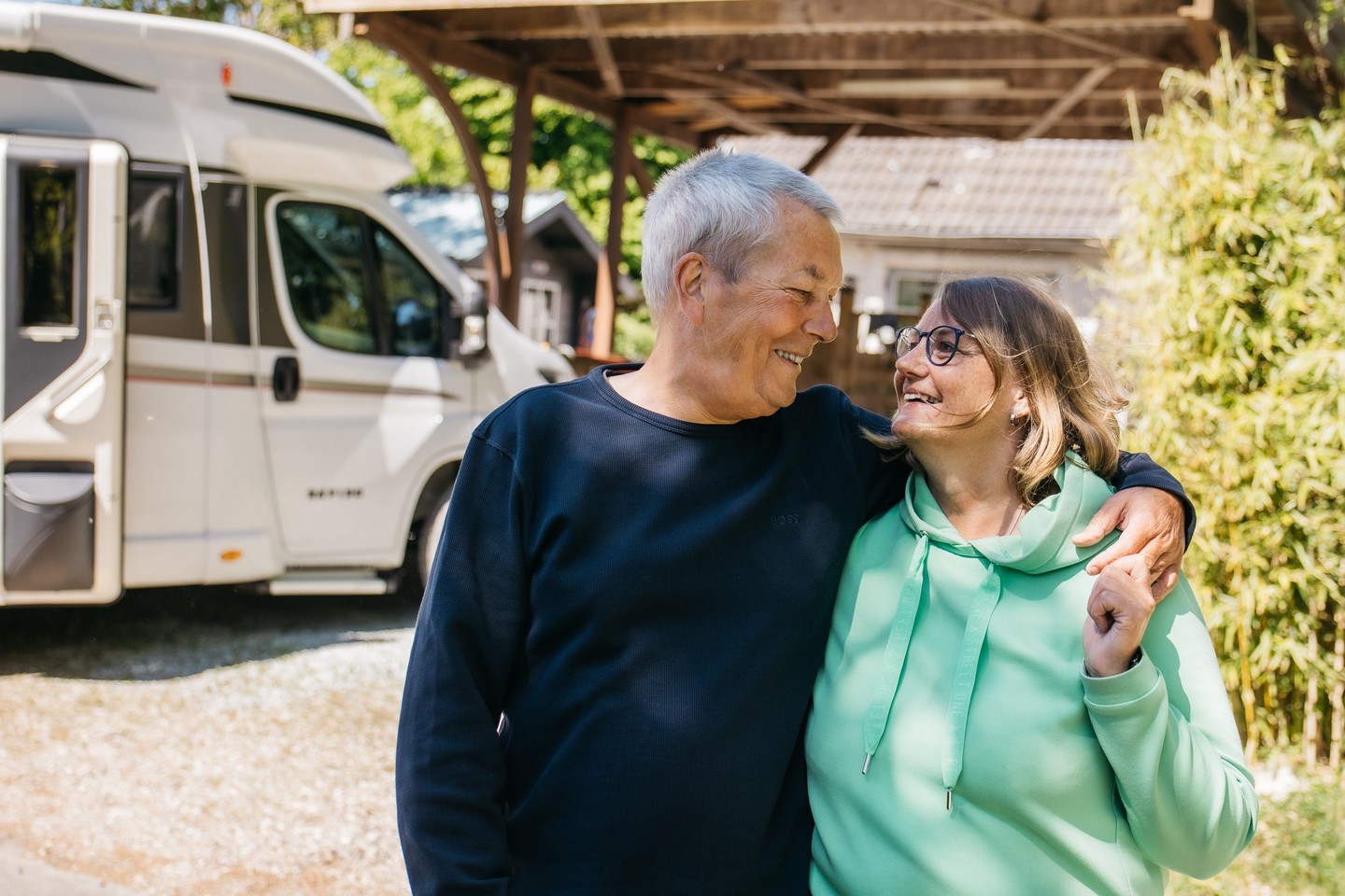 Familie D. vor ihrem Haus, nach dem Teilverkauf