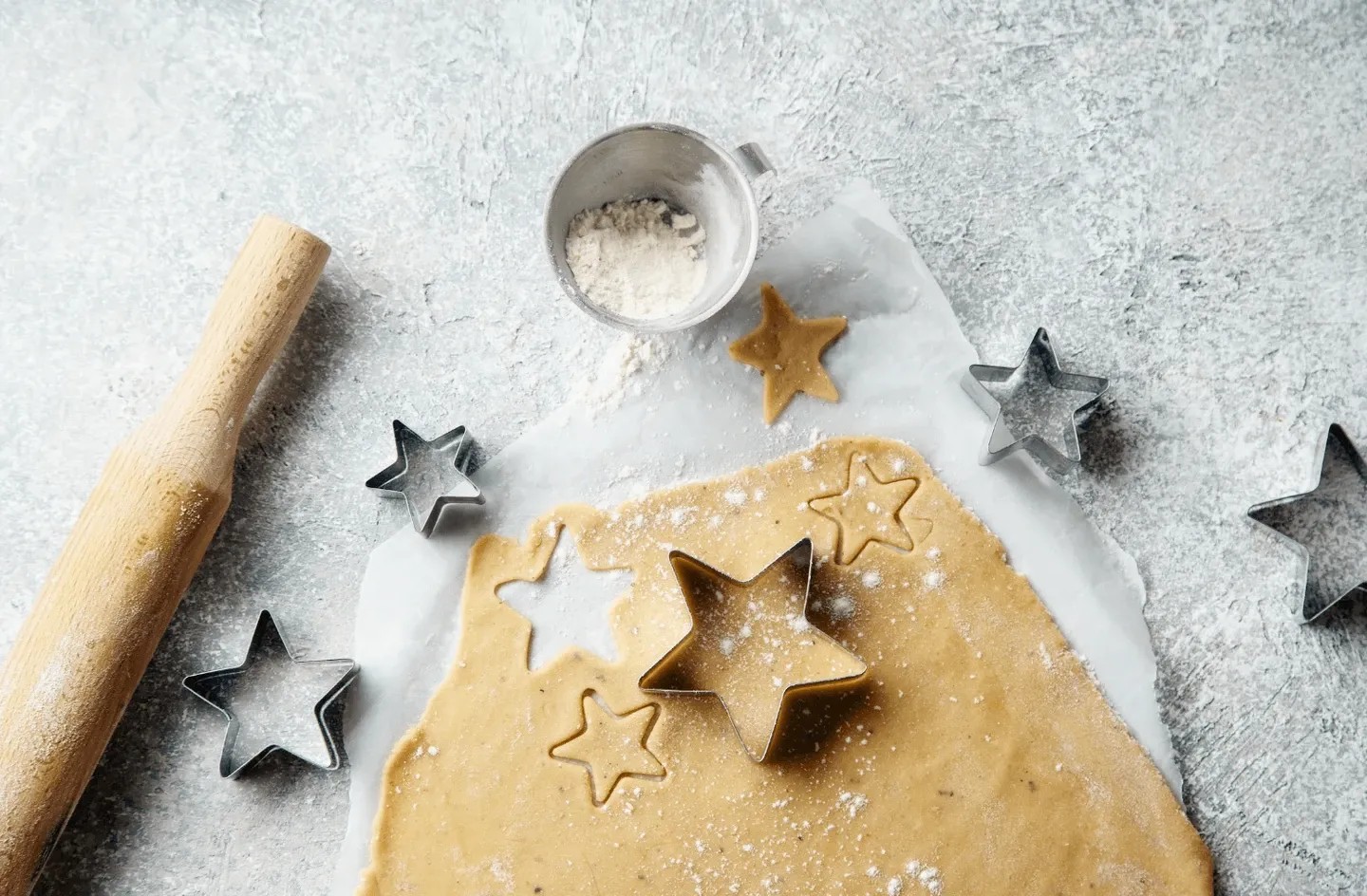 Weihnachtsplätzchen werden ausgestochen