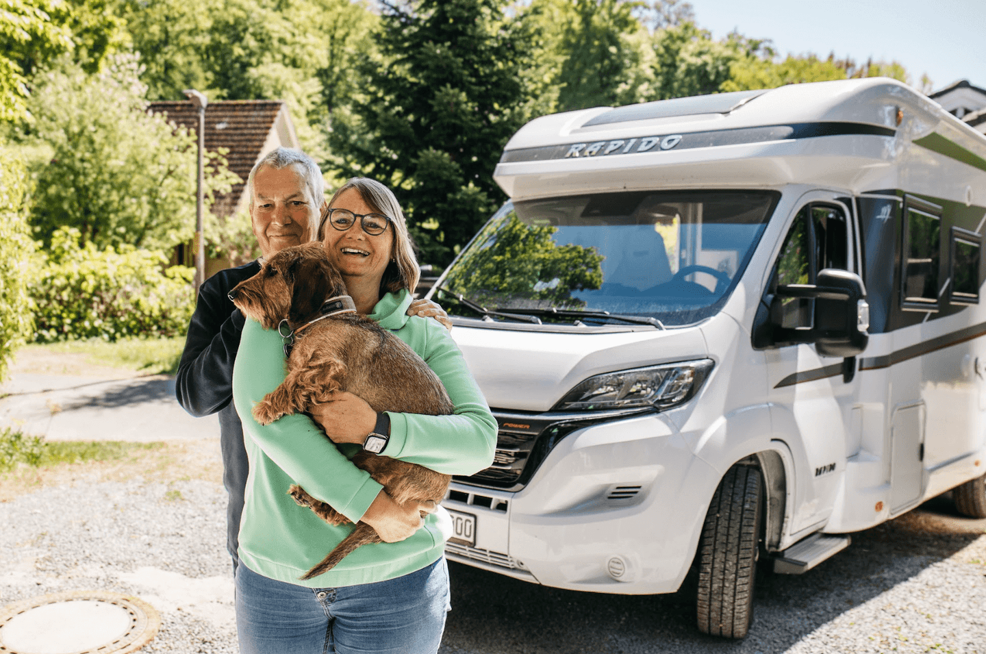 Familie D. vor ihrem Wohnmobil