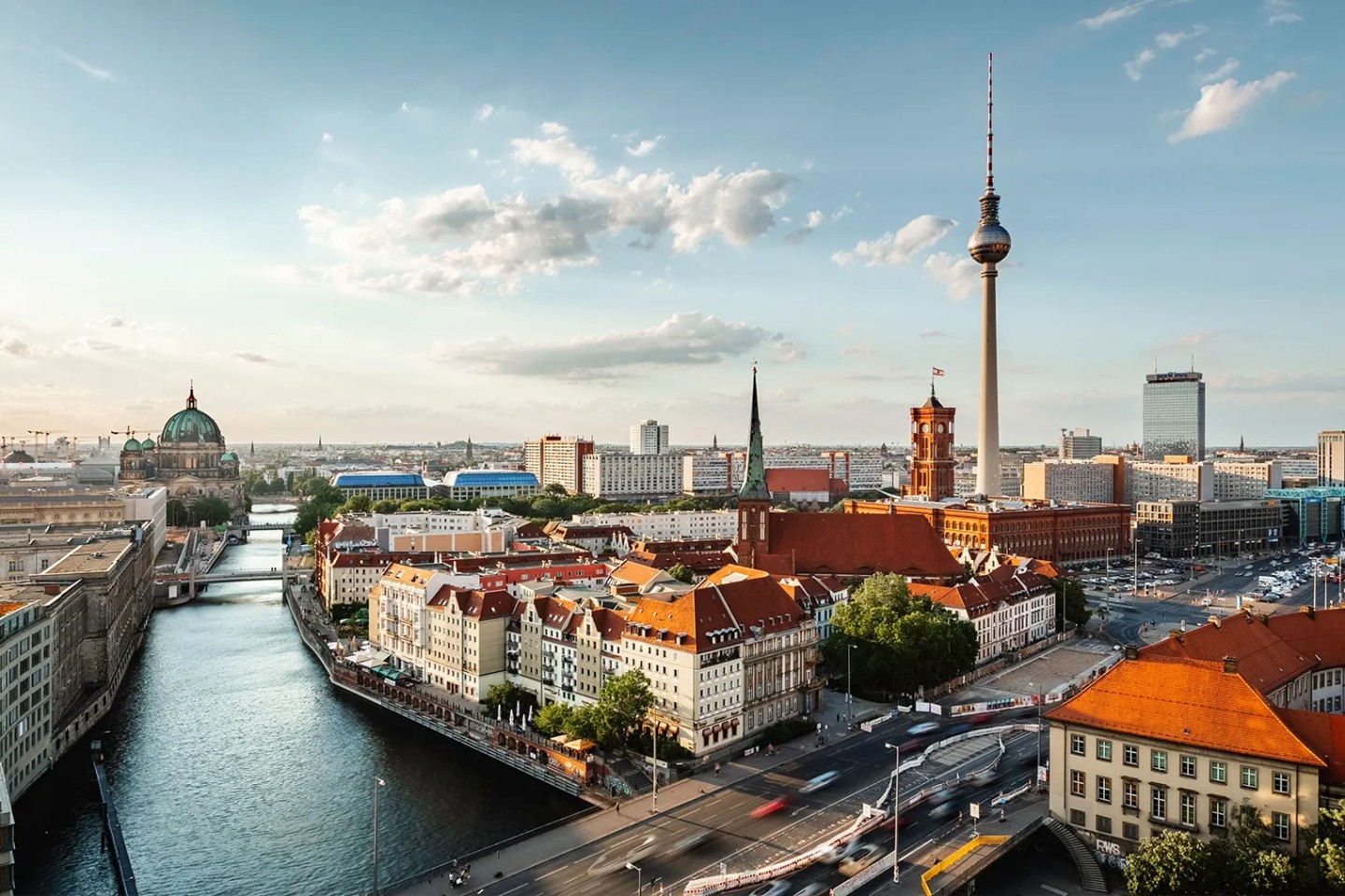 Skyline von Berlin mit Blick auf die Spree