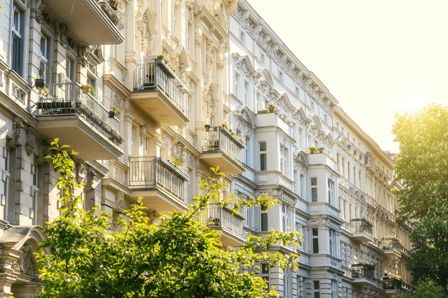Teilverkauf bei vermieteten Immobilien – Mehrstöckiger Altbau symbolisiert Möglichkeiten und Grenzen des Immobilien-Teilverkaufs