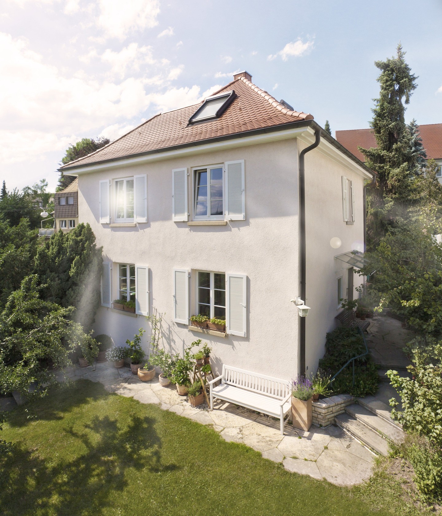 Ein helles Haus mit Rasen