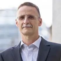 Ein Foto von einem Mann der in unserem Beirat ist.