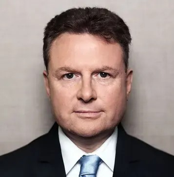 Ein Foto von einem Mann der in unserem Beirat ist.