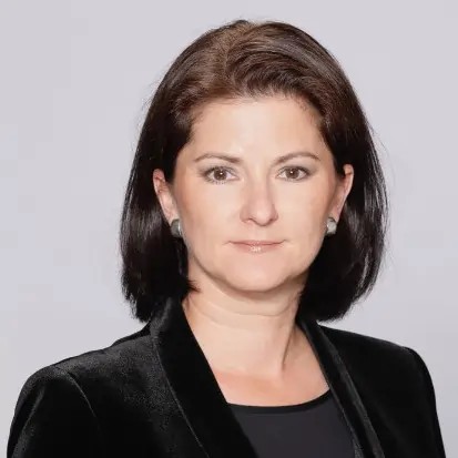 Ein Foto von einer Frau die in unserem Beirat ist.