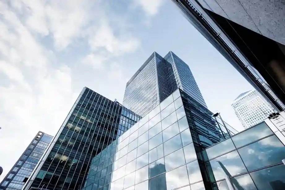 Eine Skyline von modernen Gebäuden aus Glas. Mit dem Teilverkauf an der Börse investieren.