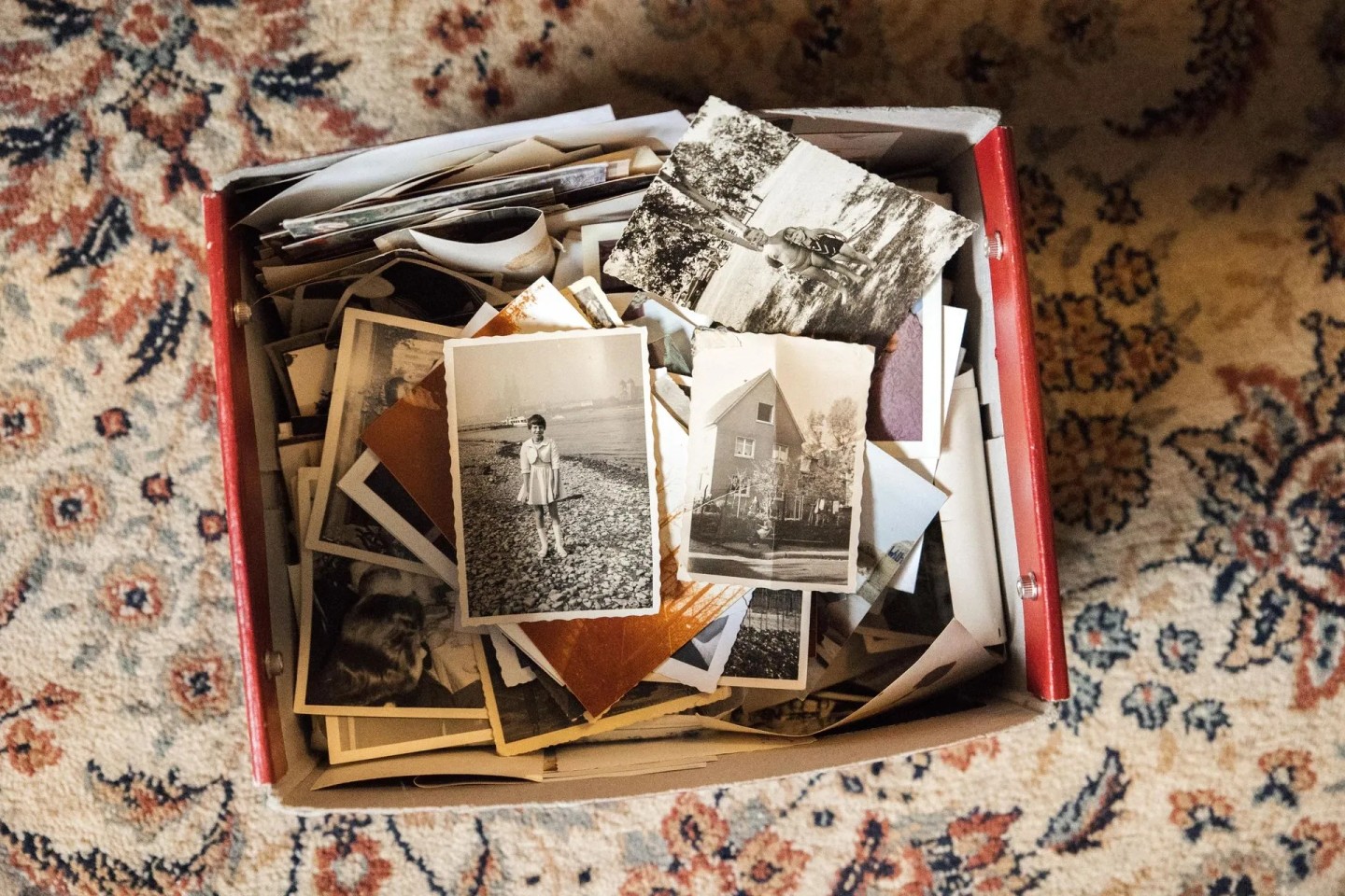 Eine Box voller alter Fotos von unseren Kunden die über den Teilverkauf berichten.