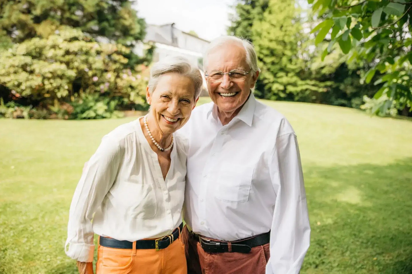 Ehepaar B. lächelt in die Kamera im Garten. Sie berichten von ihrer Kundenerfahrung.