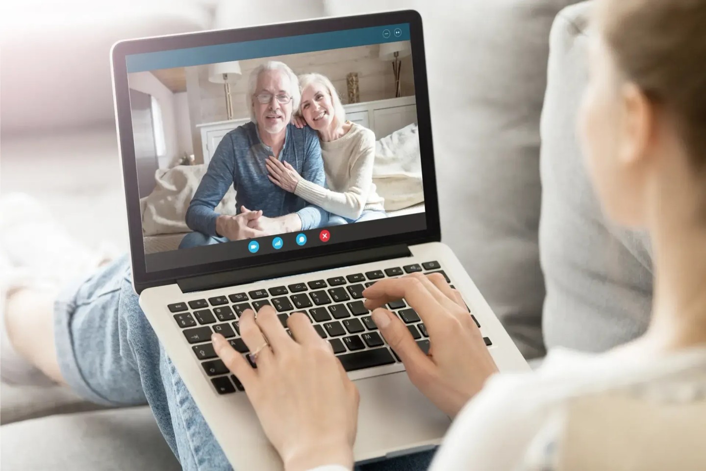 Ein Mädchen ist am Laptop und facetimed mit ihren Eltern. Sie erklärt ihnen, wie sie auch im Alter digital bleiben.